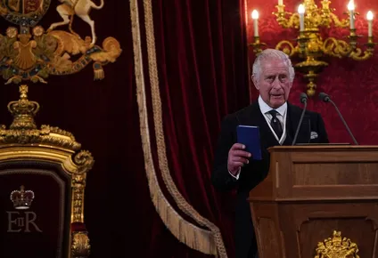 El rey Carlos III hace su declaración durante una reunión del Consejo de Adhesión dentro del Palacio de St James en Londres
