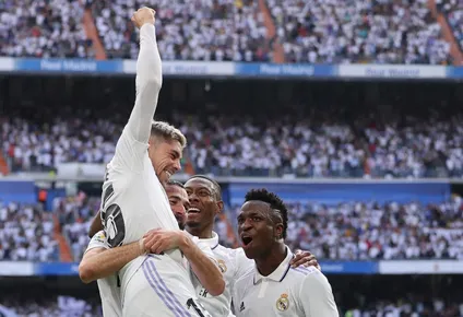 Valverde celebra con Benzema, Alaba y Vinícius Jr. su gol ante Barcelona