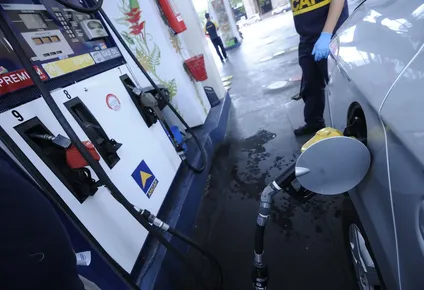 ¿otro mes con nafta y gasoil congelados? asi viene la foto de los combustibles para junio