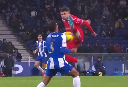 La plancha del uruguayo Martín Fernández a Thiago Silva en Portugal