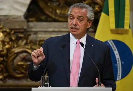 No debemos permitir que esa derecha recalcitrante y fascista ponga en riesgo la institucionalidad de los pueblos, sostuvo