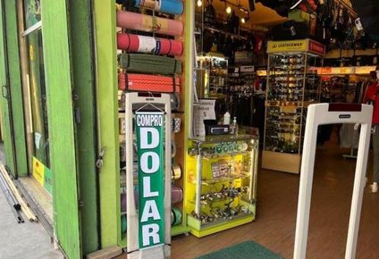 Ante escasez de dólares en Bolivia,  una tienda anuncia que compra moneda estadounidense.