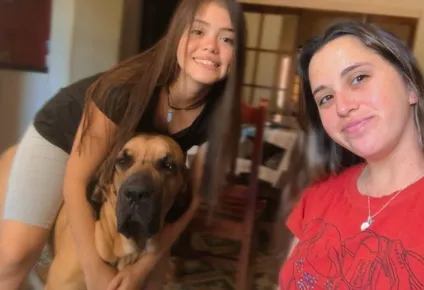 Las hijas de Gonzalo con Bruno.