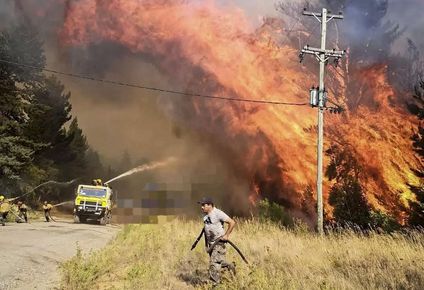 el fuego sigue activo en rio negro y el gobernador weretilnek vuelve a hablar de delincuentes con intencionalidad