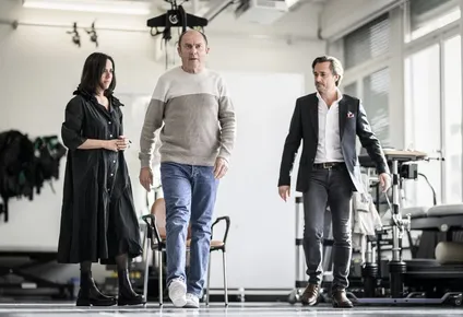Marc, la cirujana Jocelyne Bloch y el neurocientífico Gregoire Courtine durante la presentación del resultado del neuroimplante