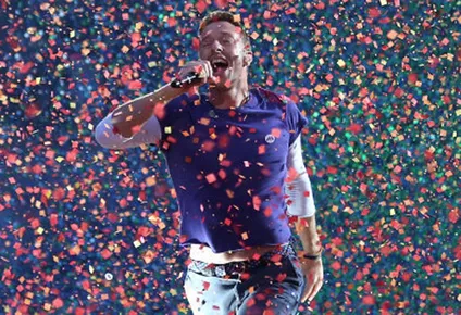 El vocalista de Coldplay, Chris Martin, en una de sus interpretaciones en la gira nA Head Full of Dreams