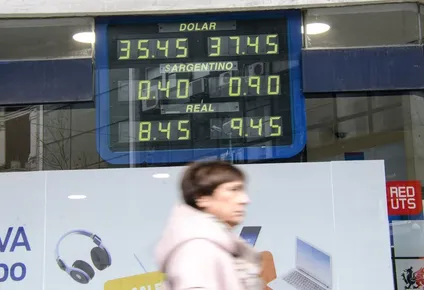 corto la racha: el dolar tuvo su primera baja significativa en casi un mes