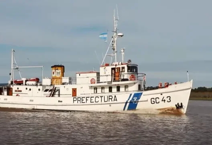 encontraron el cuerpo de un joven dentro de un buque de la prefectura