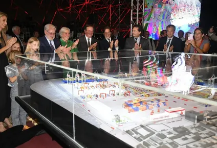 El presidente Luis Lacalle Pou junto a la familia Huts y autoridades del gobierno