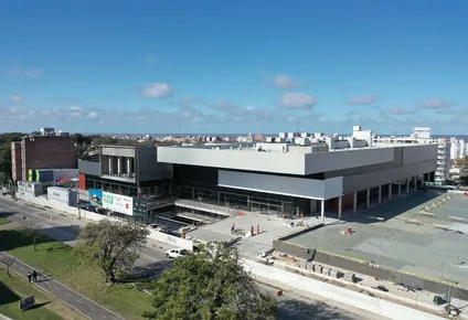 mira como esta quedando el nuevo shopping sobre avenida italia