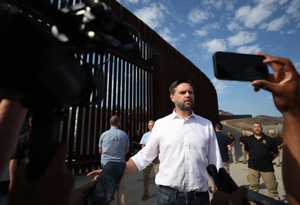 JD Vance habla con la prensa en una visita a la frontera con México