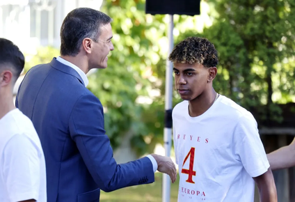 El saludo del jugador Lamine Yamal al presidente español, Pedro Sánchez.