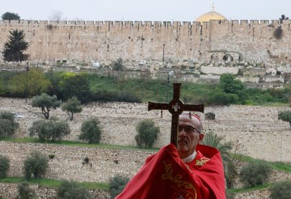 la policia israeli impidio la entrada al patriarca latino de jerusalen a la iglesia del santo sepulcro para celebrar domingo de ramos