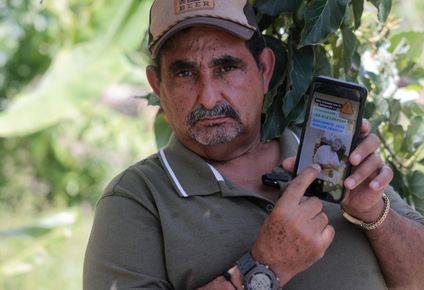 José Rincón muestra en la pantalla del celular la foto de su nieto Abelardo Rincón, quien regresaba deportado en el vuelo 164.