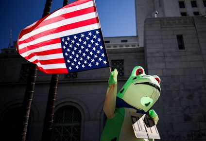 Las manifestaciones en contra del gobierno Trump han estado adornadas por personas disfrazadas de animales.