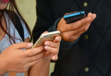 estudio revela que el coronavirus puede sobrevivir hasta 28 dias en billetes y telefonos