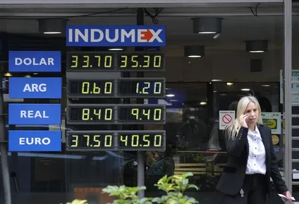 baja de tasas de la fed no calmo al dolar, que sube 15 centesimos en la venta al publico