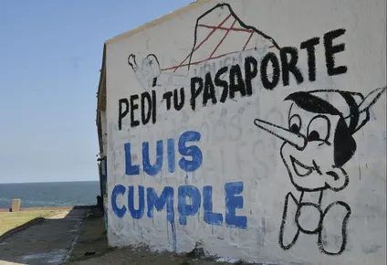 Varios murales amanecieron modificados para criticar al gobierno