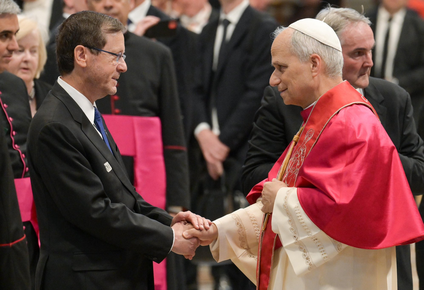 El Papa Leon XIV saluda al presidente de Israel Isaac Herzog