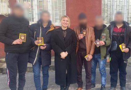 Polina Azarnykh publica frecuentemente imágenes de ella misma con nuevos reclutas, incluido el grupo sirio con el que viajó Omar.