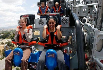 El parque de atracciones Six Flags en California clausura la montaña rusa X2 tras cientos de denuncias de lesiones cerebrales
