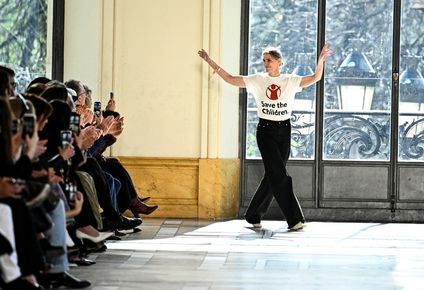 la uruguaya gabriela hearst brillo en la semana de la moda de paris: la disenadora homenajeo a una activista del siglo xx