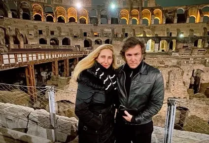 El presidente javier Milei, y su hermana Karina, el viernes, posando junto al Coliseo de Roma.