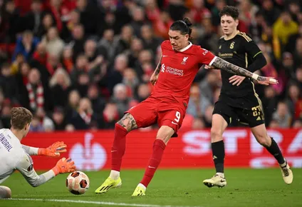 Darwin Núñez juega con Liverpool