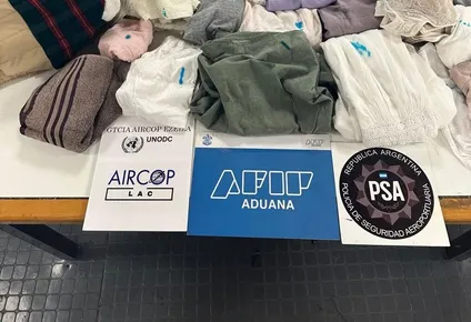 Detienen una mula en Ezeiza y secuestran 25 kilos de cocaína impregnada en su ropa