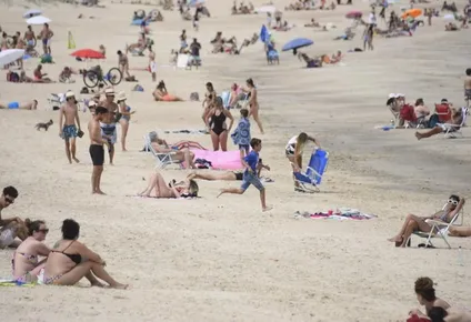 mates compartidos pero algo de distancia: la playa de pocitos en un diciembre de pandemia