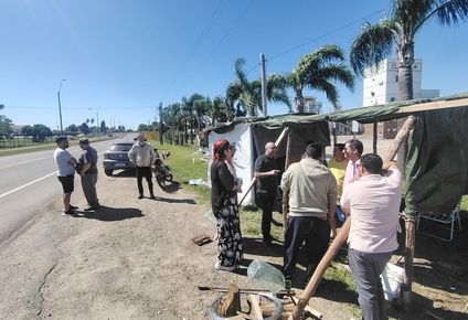 Claldy: carpa sindical frente a la planta de la empresa, sobre la ruta nacional N° 3 en Young, Río Negro.