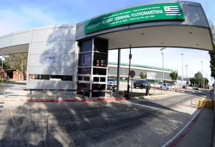 El acceso al puerto de Colonia