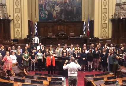 asi ensaya el coro del sodre y luz del alba rubio el himno para el 1° de marzo