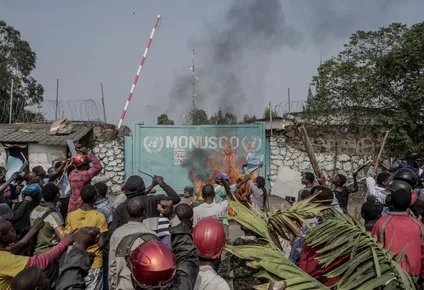 12 manifestantes y 3 miembros de la mision de la onu mueren en el congo durante protestas callejeras