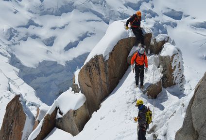 Un grupo de alpinistas en el Mont Blanc, en los Alpes franceses