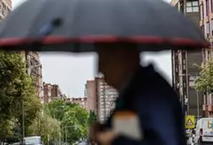 Archivo - Una persona camina bajo la lluvia, en España.&nbsp;