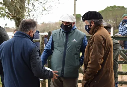 El ministro Uriarte dialogó con productores en su visita a la rural floridense.