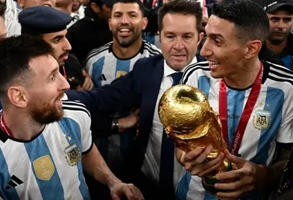 Lionel Messi y Ángel Di María celebran el título mundial con la Copa de la FIFA