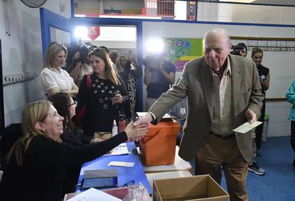 Julio María Sanguinetti votó al mediodía en el liceo Elbio Fernández