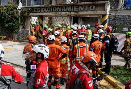 rescatan con vida a un guardia de seguridad que estuvo 8 dias bajo los escombros despues de los terremotos de venezuela