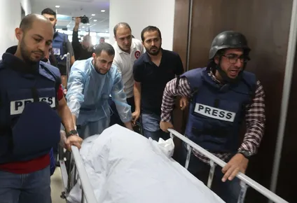 Corresponsales de prensa llevan el cuerpo de la periodista Shireen Abu Akleh después de que la asesinaran en un campo de refugiados palestinos en Yenin