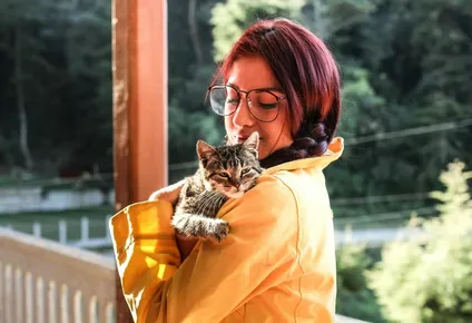 La interacción con gatos puede reducir significativamente los niveles de estrés y ansiedad.