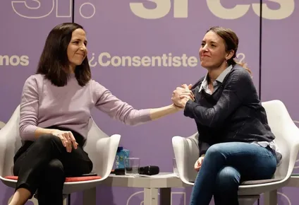 La secretaria del partido, Ione Belarra, junto a Irene Montero.