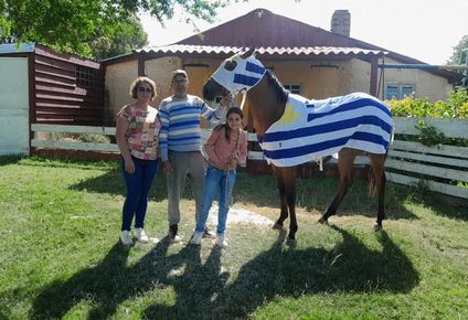 Vanessa, Ricardo y Damaris junto a Tangerina.
