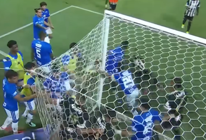Escena de la pelea generalizada entre jugadores de Cruzeiro y Atlético Mineiro