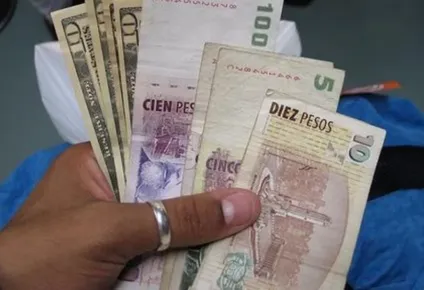 banco central argentino controla el dolar (por ahora), pero debe evitar nueva bola de deuda