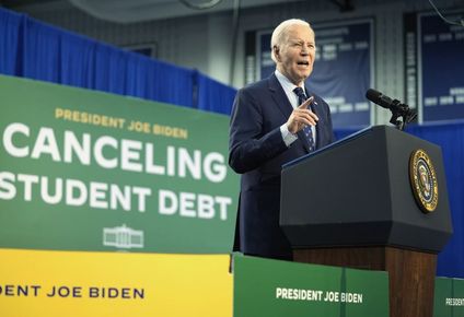 en el tramo final de campana, biden anuncia que perdono deudas estudiantiles a un millon de trabajadores estatales