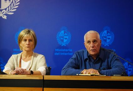 La subsecretaria del Ministerio del Interior, Gabriela Valverde, y el ministro Carlos Negro durante una conferencia de prensa el domingo 28 de setiembre de 2025 por el atentado contra la fiscal de Corte Mónica Ferrero