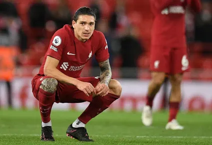 Darwin sigue sin conseguir goles ni buen nivel en Liverpool