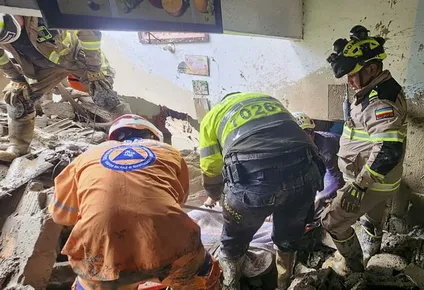 : Rescatistas trabajando en los escombros de viviendas destruidas por el alud en Colombia